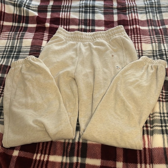 Selling American Eagle Sweatpants. Size XS, cream color with little flowers - Picture 1 of 2